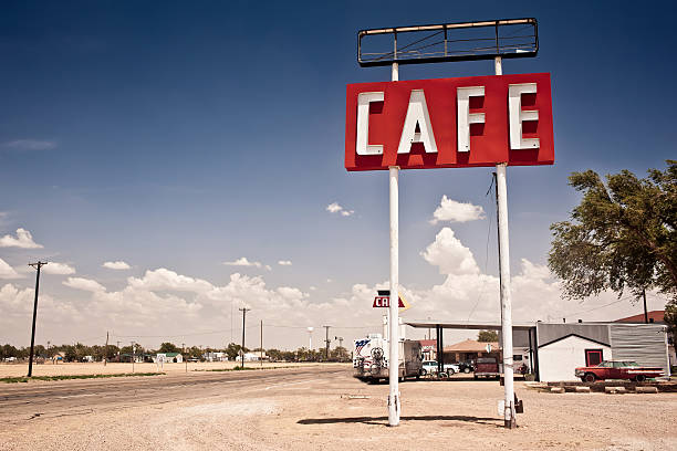 sinal de café ao longo da histórica rota 66 em texas. - route 66 thoroughfare sign number 66 imagens e fotografias de stock