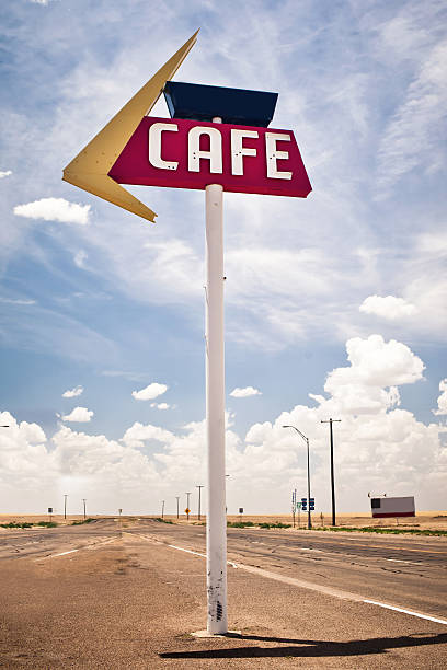 sinal de café ao longo da histórica rota 66 em texas. - route 66 sign hotel retro revival - fotografias e filmes do acervo