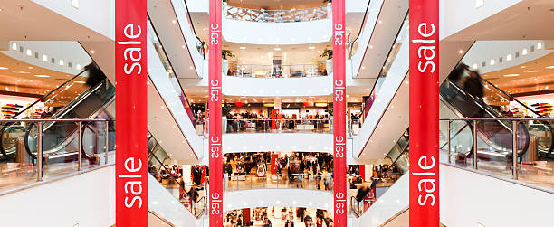 banner saldi in centro - shopping mall retail shopping sale foto e immagini stock
