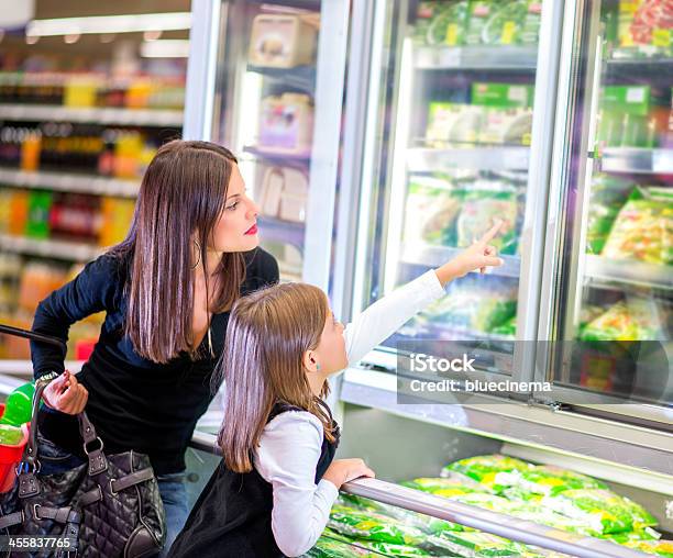 Madre E Hija En Supermercado Cerca De Alimento Congelado Foto de stock y más banco de imágenes de Supermercado