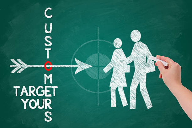 target seus clientes - targeted customer searching crowd - fotografias e filmes do acervo