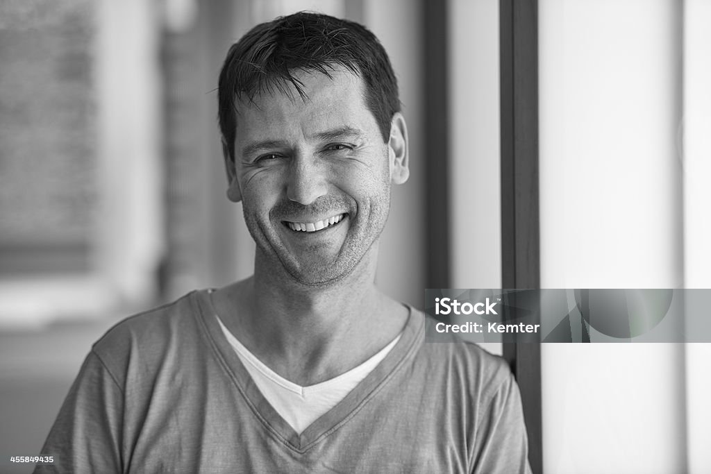 Lächelnd gut aussehender Mann - Lizenzfrei Abwarten Stock-Foto