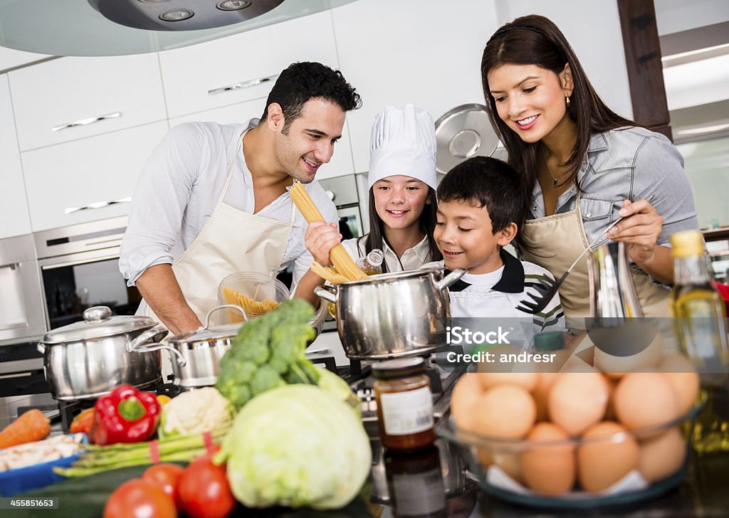 Schöne Familie kochen zusammen - Lizenzfrei Familie Stock-Foto