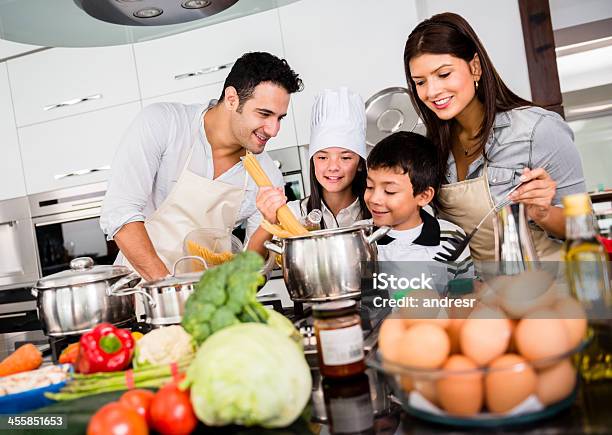 Schöne Familie Kochen Zusammen Stockfoto und mehr Bilder von Familie - Familie, Garkochen, Ei