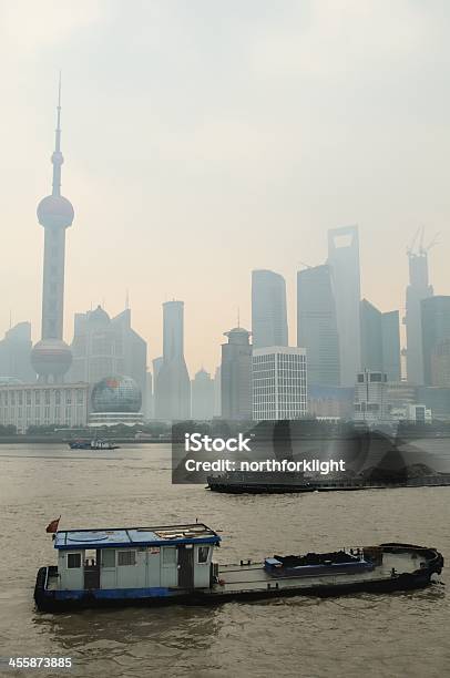 Chatas Sobre O Rio Huangpu De Xangai - Fotografias de stock e mais imagens de Ao Ar Livre - Ao Ar Livre, Arquitetura, Baía