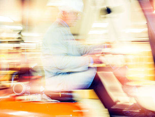 adulto mayor almacén trabajador conducción forki ascensor - working retirement blurred motion distribution warehouse fotografías e imágenes de stock