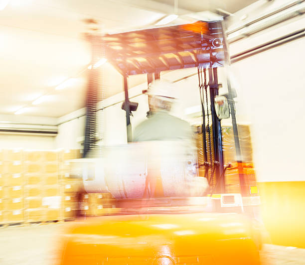 高齢者の倉庫労働者を運転 forki - working retirement blurred motion distribution warehouse ストックフォトと画像