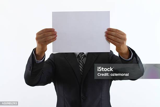 Empresário Segurando Papel Branco Vazio - Fotografias de stock e mais imagens de Descontente - Descontente, Homens, Papel