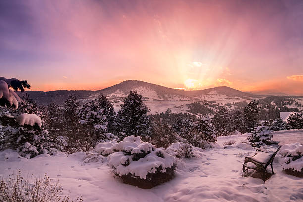 colorado mountain ao pôr-do-sol do inverno - bench winter snow mountain - fotografias e filmes do acervo