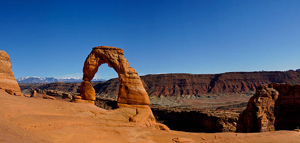 delicate arch vista panorámica - extreme terrain eroded snow landscape fotografías e imágenes de stock