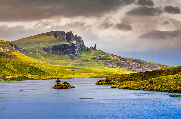 живописный вид на скала старик сторр качаются, шотландия - trotternish стоковые фото и изображения