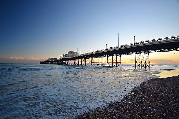 закат на пирса worthing's victorian и видом на океан - worthing стоковые фото и изображения