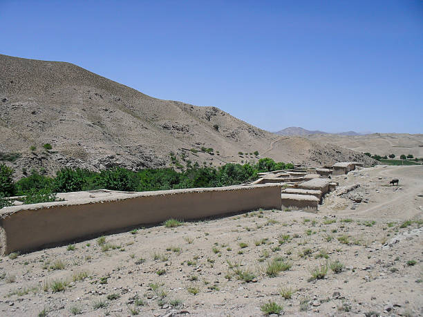 afganistán compuestos - helmand fotografías e imágenes de stock