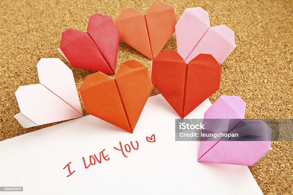Cuori Di Carta Origami Con Messaggio - Fotografie stock e altre immagini di  Amore - Amore, Arredamento, Bacheca - iStock