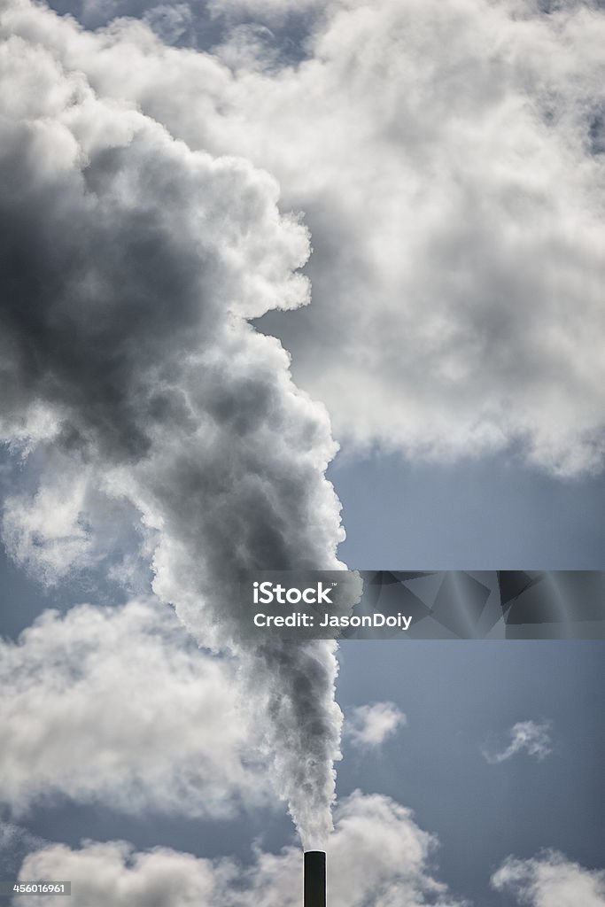 Chimenea industrial Billows - Foto de stock de Catástrofe natural libre de derechos