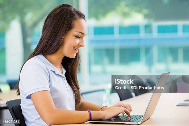 Photo libre de droit de Femme Teen Étudiant À Laide Dun Ordinateur Portable Dans Une Salle De Classe banque d'images et plus d'images libres de droit de Niveau d'éducation