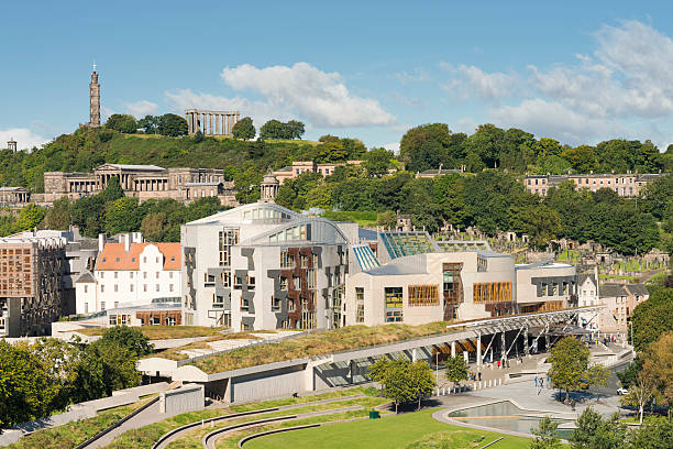 scottish parliament i calton hill w edynburgu - calton zdjęcia i obrazy z banku zdjęć