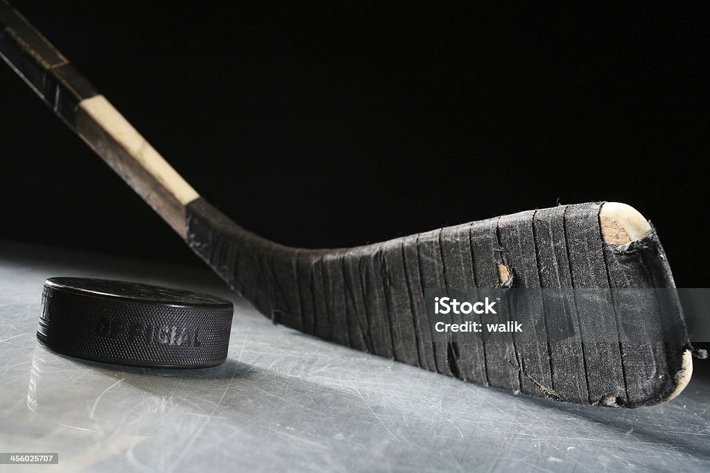 Palo de Hockey & Puck - Foto de stock de Palo de hockey libre de derechos