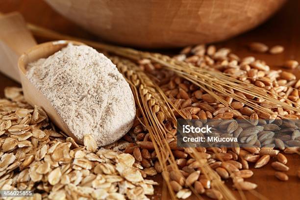 Arreglo De Cereales Foto de stock y más banco de imágenes de Harina - Harina, Trigo, Grano entero