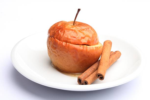 печёное яблоко - baked apple apple dessert stuffed стоковые фото и изображения