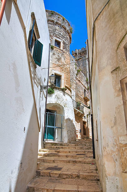 vicolo.  ceglie messapica. puglia.  italia. - doges palace palazzo ducale staircase steps foto e immagini stock