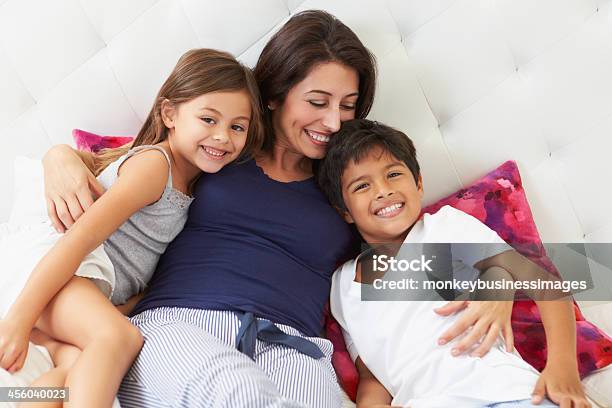 Mutter Und Kinder Im Bett Entspannen Mit Schlafanzug Stockfoto und mehr Bilder von Familie mit zwei Kindern