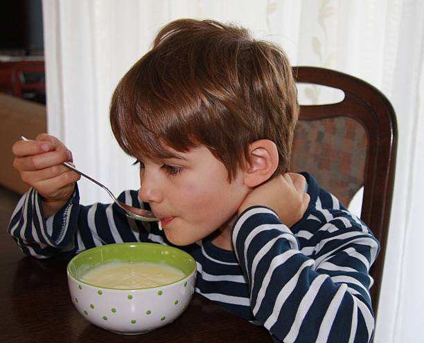 мальчик - eating cereal student human mouth стоковые фото и изображения