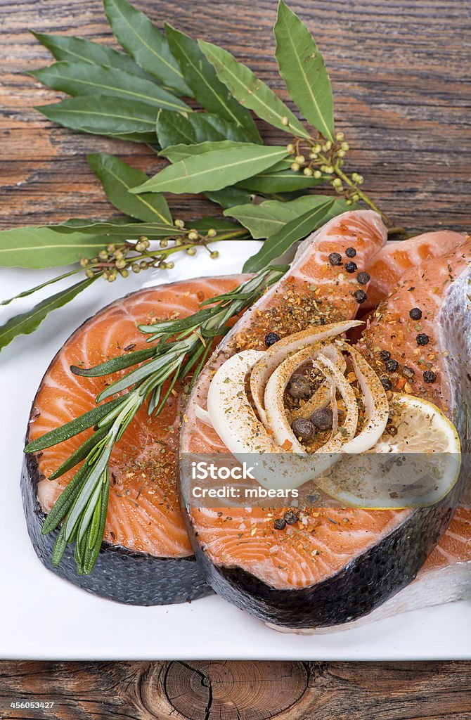 Primas salmón rojo pescados frescos, bistec con hierbas - Foto de stock de Aceite de hígado de pescado libre de derechos