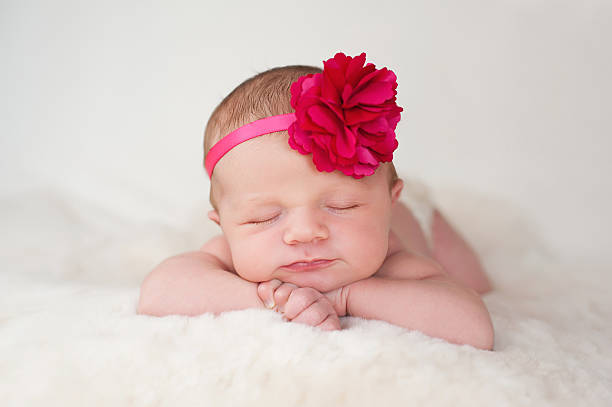 nouveau-né bébé fille avec un bandeau à fleur rose - baby people headband portrait photos et images de collection