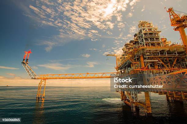 Нефть И Оснастки Платформе — стоковые фотографии и другие картинки Азия - Азия, Бензин, Вода
