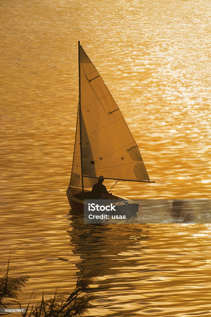 Segelboot auf dem Wasser bei Sonnenuntergang - Lizenzfrei Rückansicht Stock-Foto