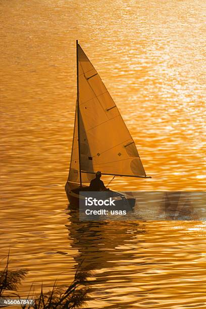 Segelboot Auf Dem Wasser Bei Sonnenuntergang Stockfoto und mehr Bilder von Rückansicht - Rückansicht, Segelschiff, Abstrakt