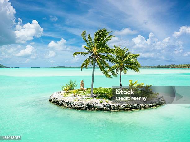 Borabora Lagoa Islet Tiki Estátua Bemvindo - Fotografias de stock e mais imagens de Ilha - Ilha, Pequeno, Palmeira