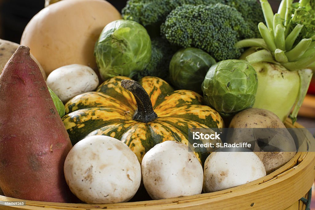 Bunte Herbst Gemüse Füllung a wicker basket. - Lizenzfrei Acorn-Kürbis Stock-Foto