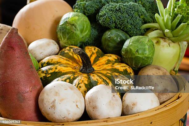 Bunte Herbst Gemüse Füllung A Wicker Basket Stockfoto und mehr Bilder von Acorn-Kürbis - Acorn-Kürbis, Bunt - Farbton, Eigen-Anbau