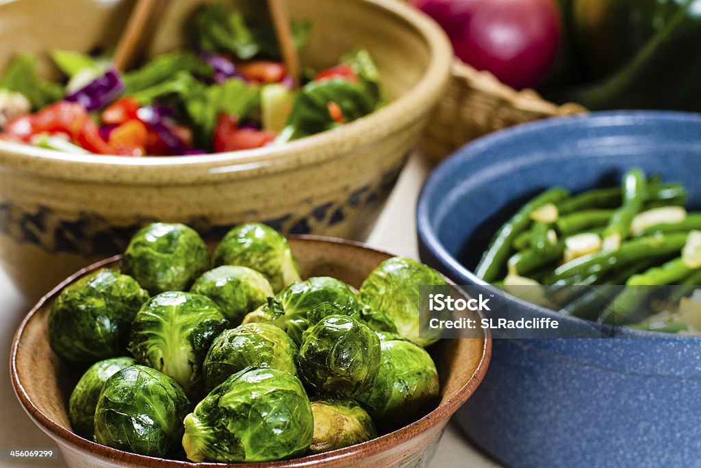 Salada, cozinhado Bruxelas bico & Feijão Verde em taças de cerâmica. - Royalty-free Alho Foto de stock