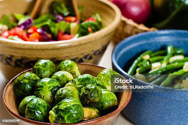 Salada Cozinhado Bruxelas Bico Feijão Verde Em Taças De Cerâmica - Fotografias de stock e mais imagens de Alho