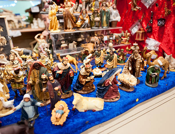 noël nativité figurines de étal de marché - bible stand photos et images de collection