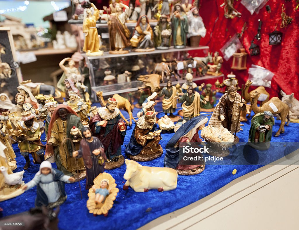 Natal Natividade no mercado movimentado de figuras - Foto de stock de Grupo grande de objetos royalty-free