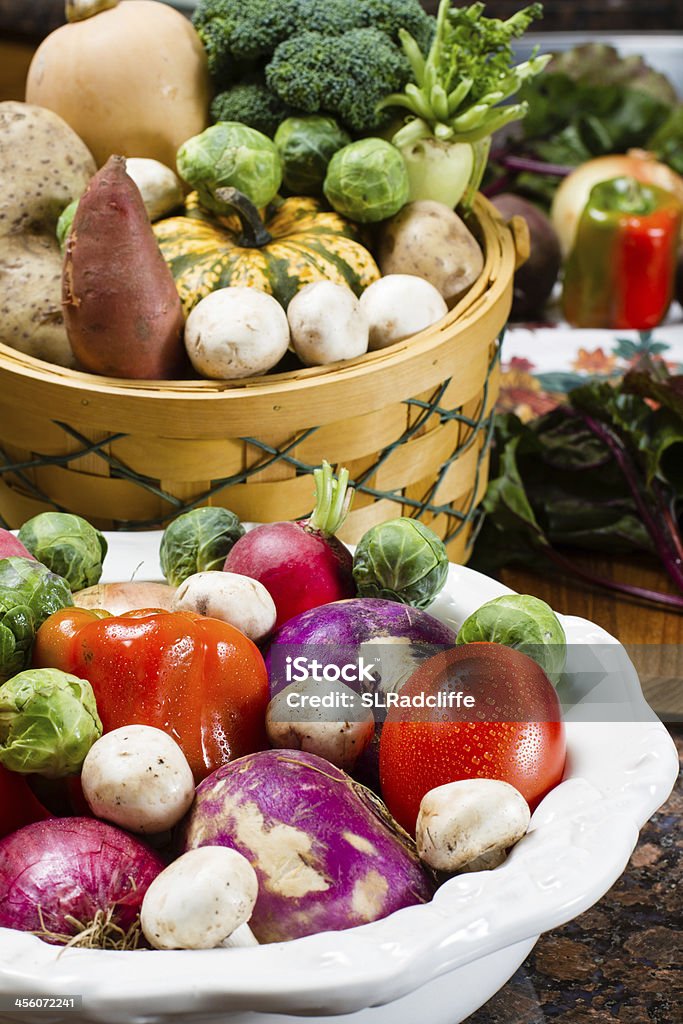 Coleção de legumes frescos em uma taça decorativa e cesta - Foto de stock de Abóbora Acorn royalty-free