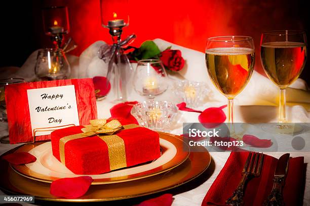 Valentine Dzień Ustawienie Tabela Miejscem Na Romantyczną Kolację Świeca I Kolacji Prezent - zdjęcia stockowe i więcej obrazów Alkohol - napój