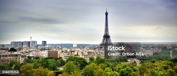 Paesaggio Urbano Di Parigi Con La Torre Eiffel In Un Giorno Nuvoloso - Fotografie stock e altre immagini di Ambientazione esterna
