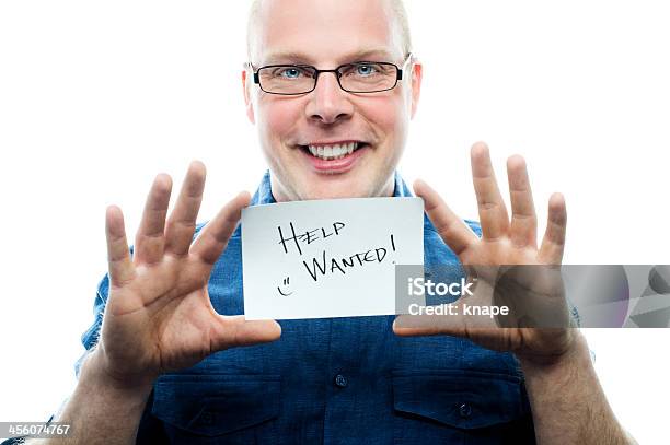 Foto de Homem Com A Placa Help Wanted e mais fotos de stock de Adulto - Adulto, Assistência, Azul