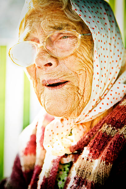 mujer senior - aging process affectionate vitality awe fotografías e imágenes de stock