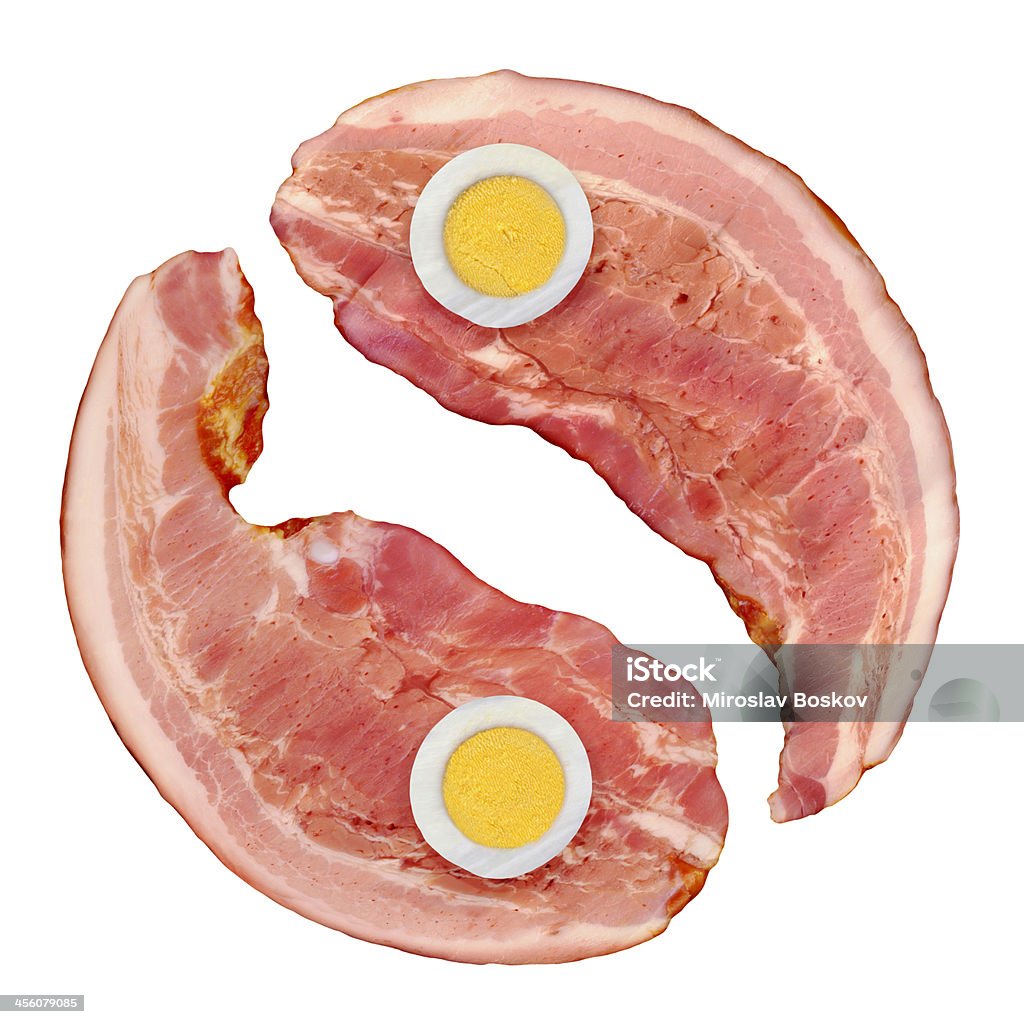 Hi-Res Yin Yang tocino, huevo hervido rebanadas aislado imagen - Foto de stock de Alimento libre de derechos