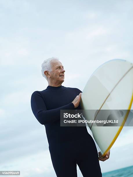 老人男性サーフボード - 60代のストックフォトや画像を多数ご用意 - 60代, 65-69歳, 70代