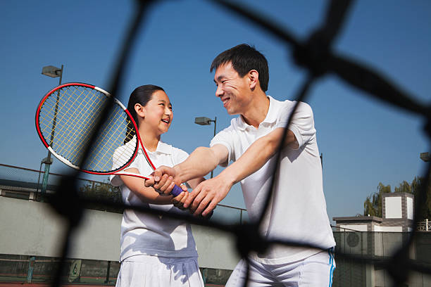 dziewczynka gry tenis z jej trener - tennis men vitality joy zdjęcia i obrazy z banku zdjęć