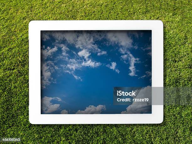 Tablet Liegen Auf Dem Rasen Stockfoto und mehr Bilder von Abstrakt - Abstrakt, Ausrüstung und Geräte, Bildhintergrund