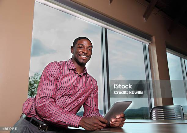 幸せなアフリカ系アメリカ人男性のポートレートデジタルタブレットでウィンドウ - 20-24歳のストックフォトや画像を多数ご用意 - 20-24歳, 20代, あごヒゲ
