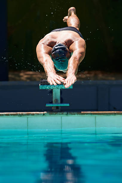 прекрасный старт! - male sportsman front view vertical стоковые фото и изображения